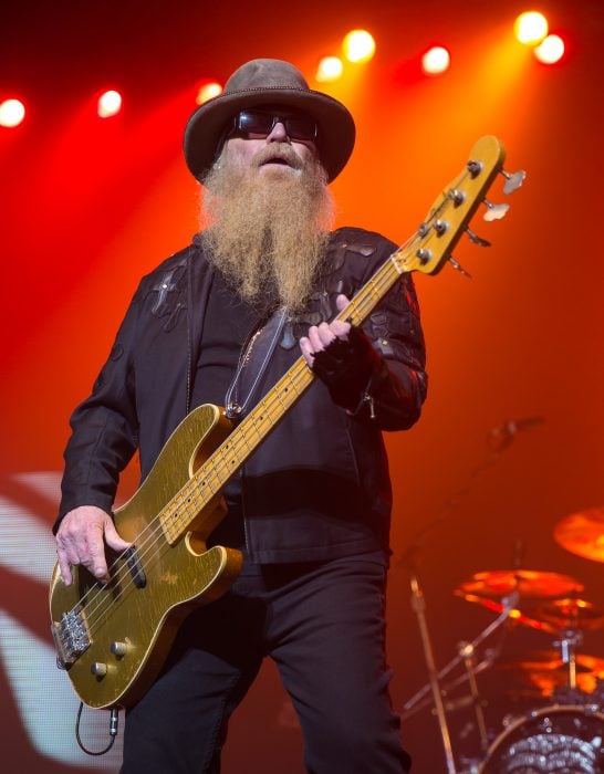 Dusty Hill tocando el bajo durante un concierto de los zz top 