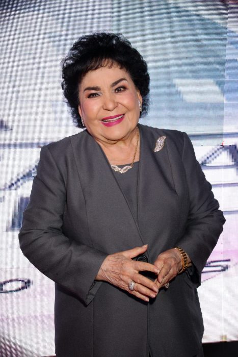 la actriz mexicana carmelita salinas posando para la foto durante la entrega de premios