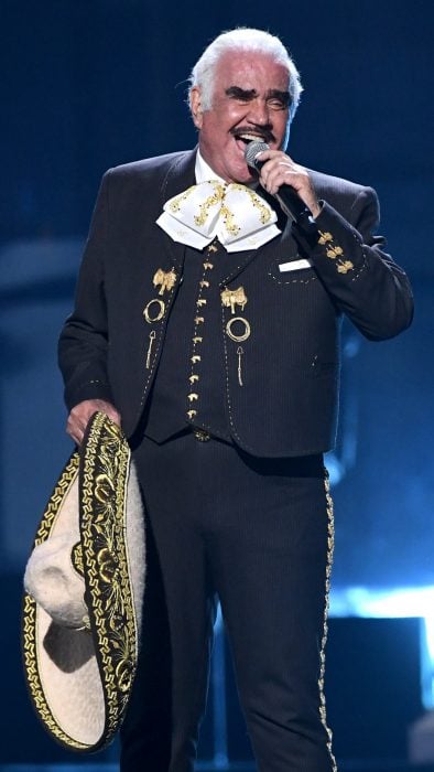 El cantante mexicano Vicente Fernández cantando en un escenario frente a su público 