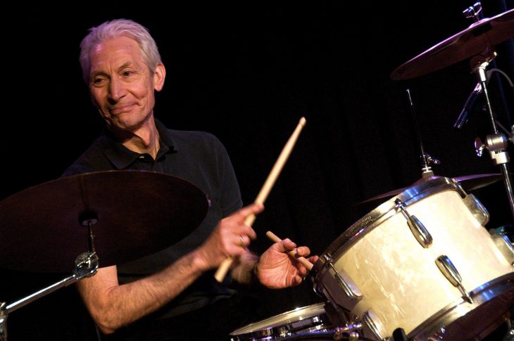 fotografía de Charlie Watts baterista de Rolling Stones tocando la batería 