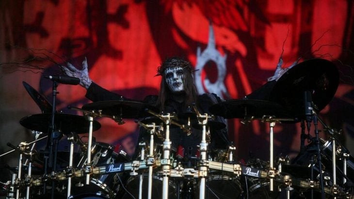 Joey Jordison baterista del grupo Slipnot frente a la batería con los brazos a los lados 