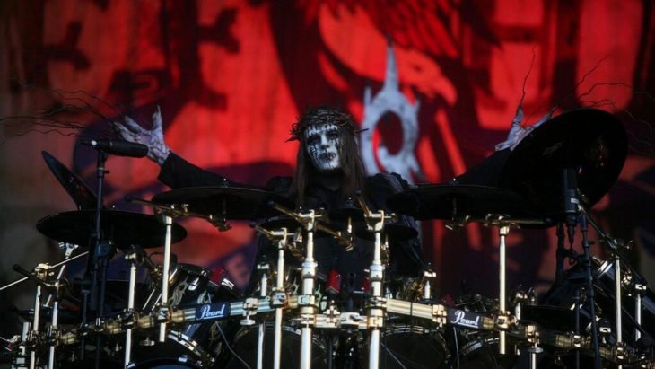 Joey Jordison baterista del grupo Slipnot frente a la batería con los brazos a los lados 