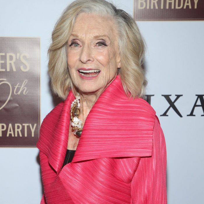 foto de la actriz Cloris Leachman sonriendo en una alfombra roja 