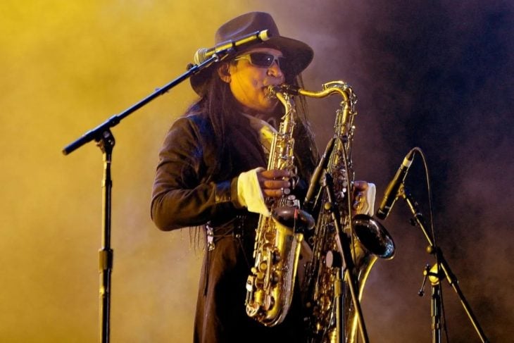 Eulalio Cervantes Galarza tocando dos saxofones durante un concierto 