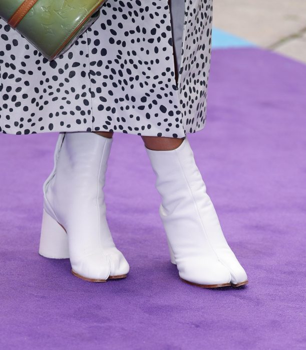 botas de pata de elefante en color blanco en los pies de Jorja Smith 