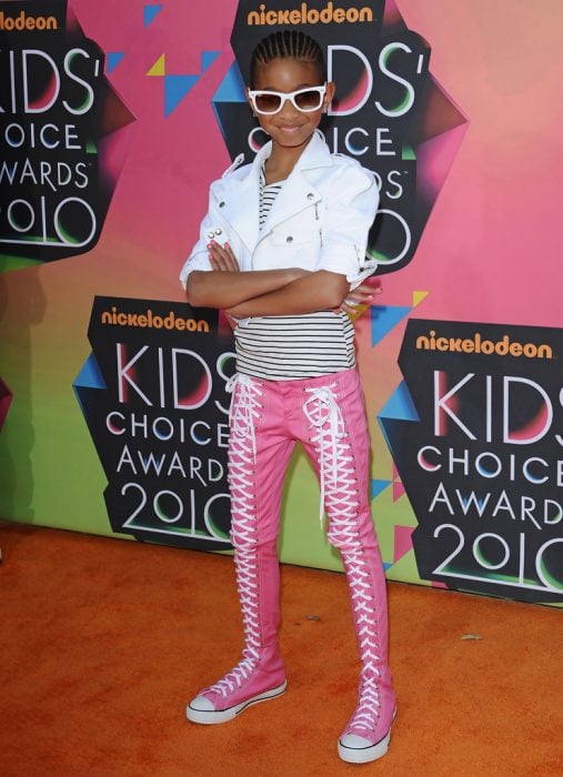 Willow Smith en la alfombra de los Kids´Choice Awards posando unos pantalones pegado a unos tenis en color rosa 