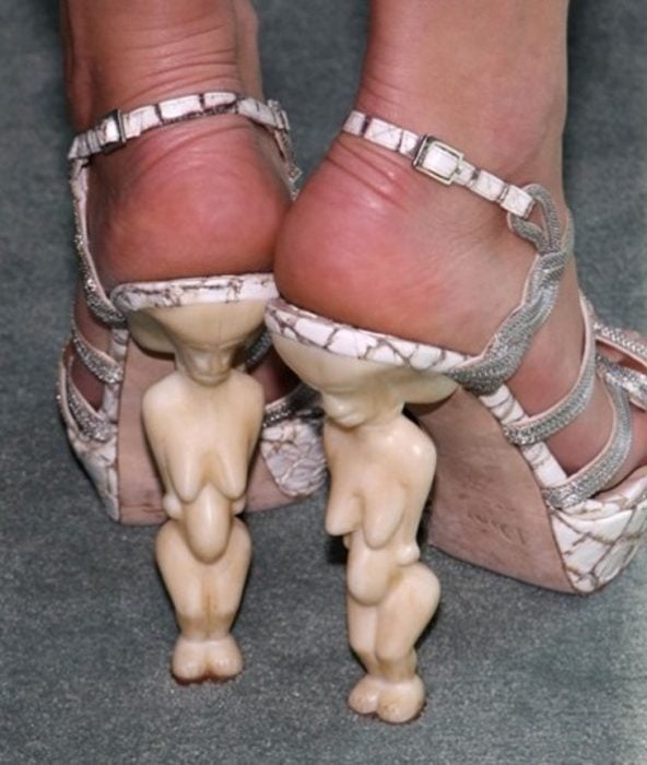 zapatillas con tacón en forma de siluetas con cuerpo de mujer