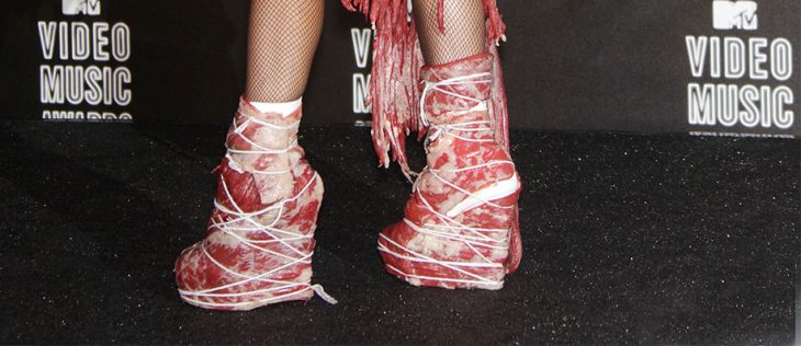 botas que simulan ser carne cruda en los pies de lady gaga