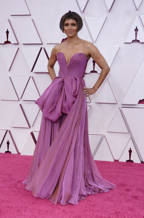 Actriz Halle Berry posando con un vestido color purpura durante una alfombra roja 