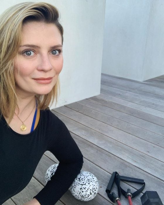 actriz Mischa Barton posando mientras hace ejercicio en su casa 