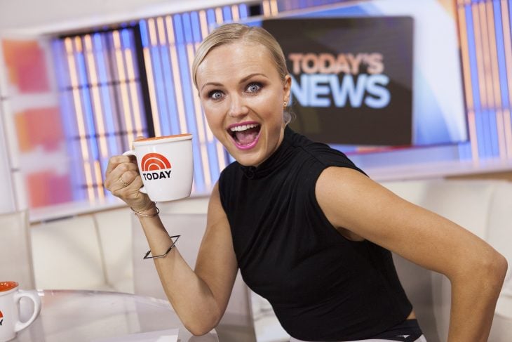 Malin Akerman posando con una taza en el set del noticiero Today´s News