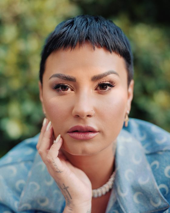 foto del rostro de la cantante Demi Lovato con el cabello corto 