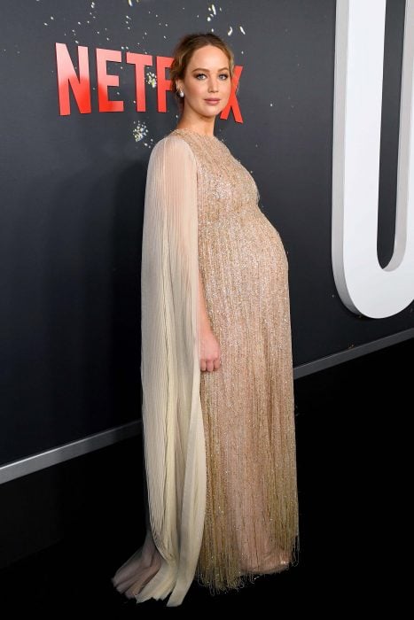 fotografía de la acrtriz ]JEnnifer Lawrence embarazada en una alfombra roja de Netflix