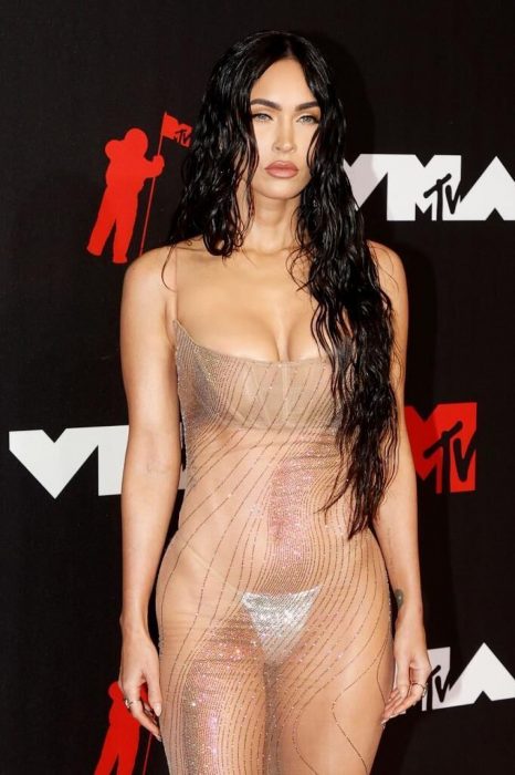fotografía de Megan Fox posando un vestido en la alfombra roja de MTV