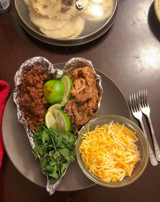 comida en forma de corazón ;20 Veces en que novios y esposos reenamoraron a sus chicas con un hermoso regalo