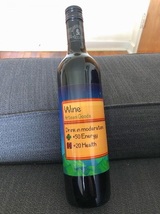 botella de vino ;20 Veces en que novios y esposos reenamoraron a sus chicas con un hermoso regalo