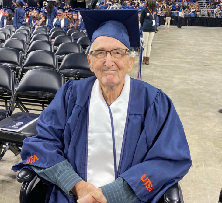 René Neira abuelo de 88 años que se graduó de la Universidad de Texas 