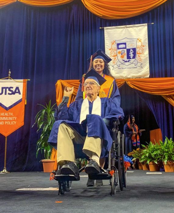 Melanie junto a su abuelo de 88 años se graduaron de la universidad en Texas