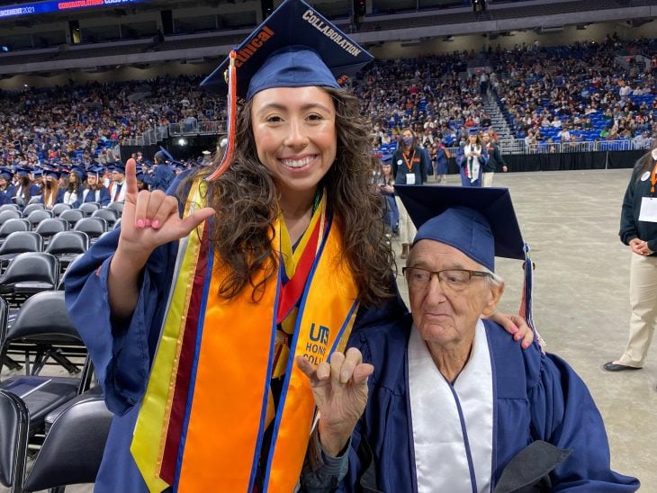 René Neira abuelo de 88 años se graduó junto a su nieta 