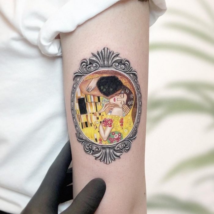 El beso ;Artista realiza coloridos tatuajes que parecen miniobras de arte 