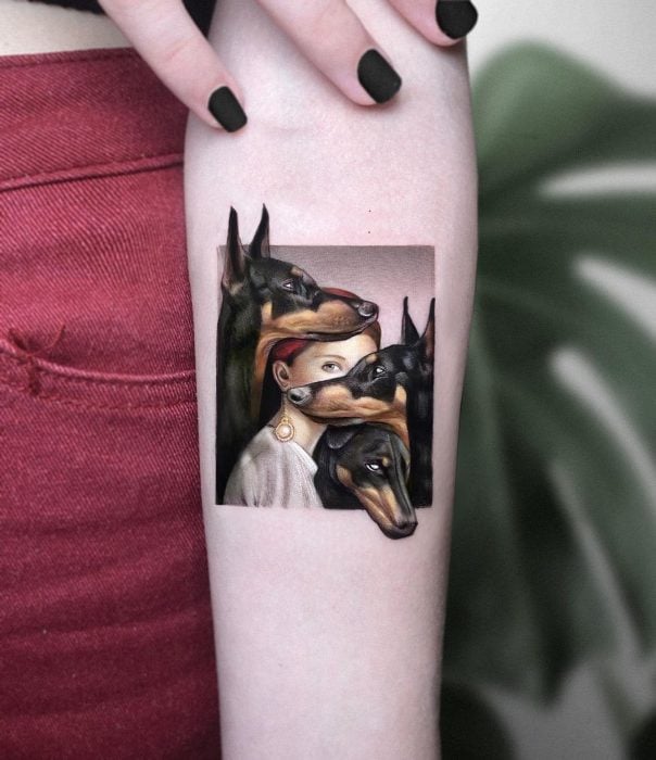 chica con sus perros ;Artista realiza coloridos tatuajes que parecen miniobras de arte 