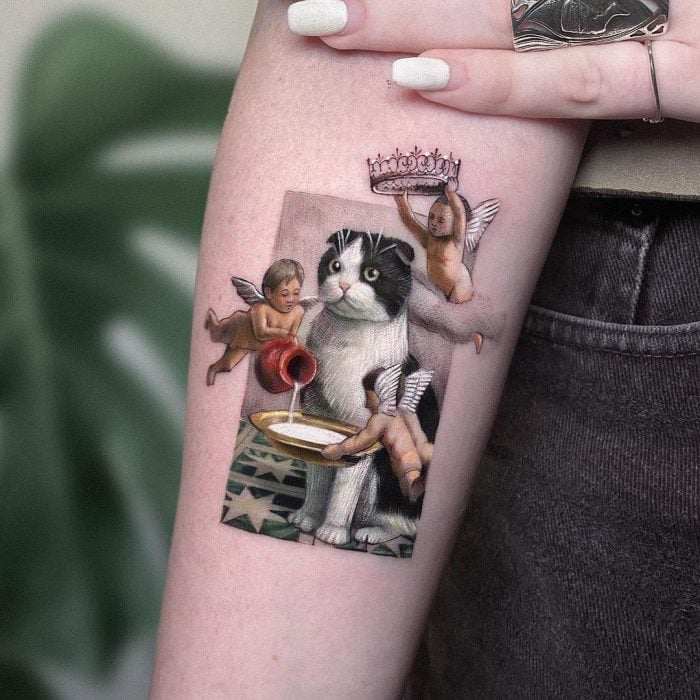 Gatos con ángeles ;Artista realiza coloridos tatuajes que parecen miniobras de arte 