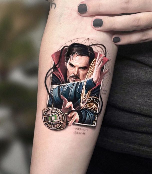 Dr. Strange ;Artista realiza coloridos tatuajes que parecen miniobras de arte 
