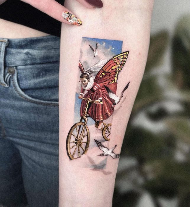Ángel en bicicleta ;Artista realiza coloridos tatuajes que parecen miniobras de arte 