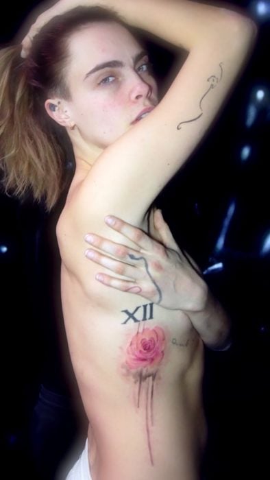 Actriz Cara Delevinge mostrando su tatuaje de rosa igual al de Selena Gomez
