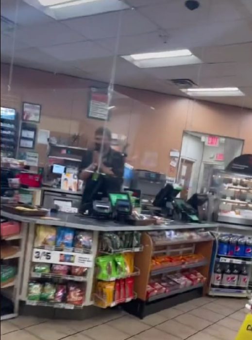 captura de la reacción de un hombre frente al mostrador de una tienda de conveniencia en Estados Unidos 