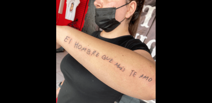 antebrazo de una mujer tatuado con la frase el hombre que más te amo 