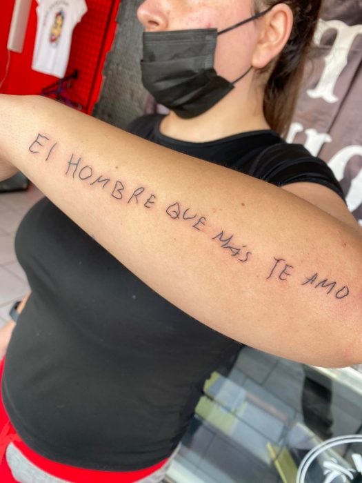 fotografía del tatuaje del brazo de una mujer con las últimas palabras de su padre 
