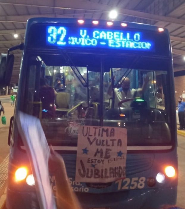 Hombre festejando su última vuelta como chofer de autobús 