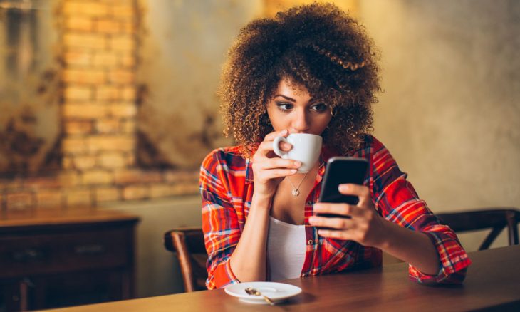 Chica con teléfono en mano; Estalla en celos y le pide a la ex de su novio que limine sus fotos y redes sociales