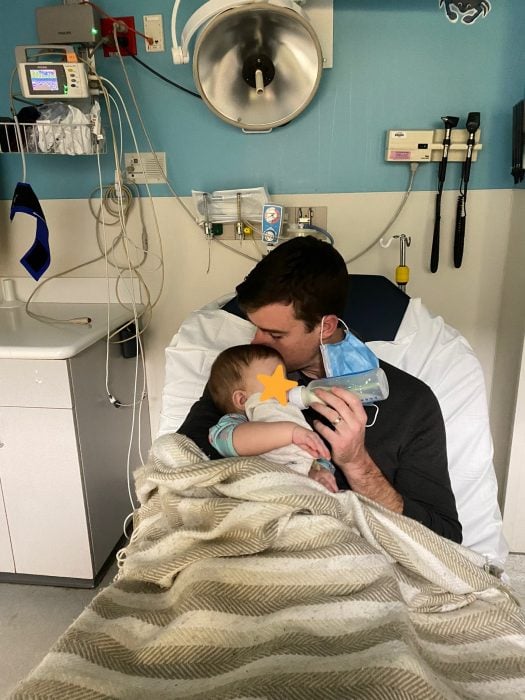 Jeff Dowling cuidando a su bebé después de que su perro le salvará la vida 