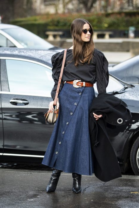 Falda azul con cinturón ;15 Faldas abotonadas para darle un toque vintage a tu look