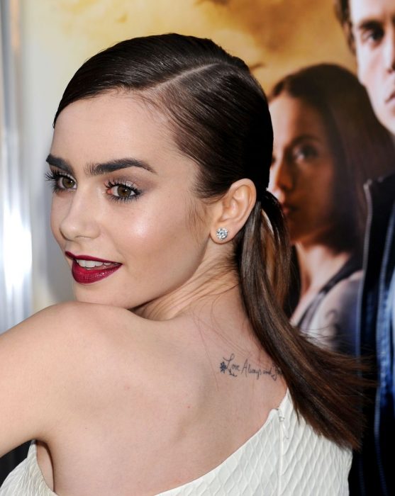 Lilly Collins con un tatuaje en la espalda 