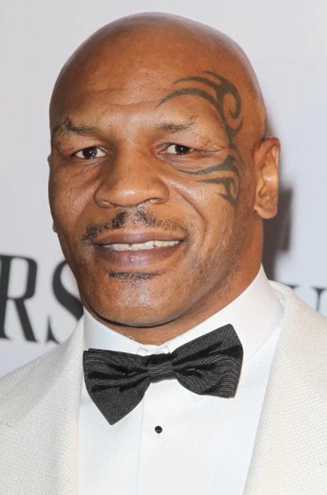 Mike Tyson mostrando su tatuaje en el rostro