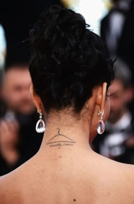 Chanel Iman mostrando sus tatuajes en la espalda 