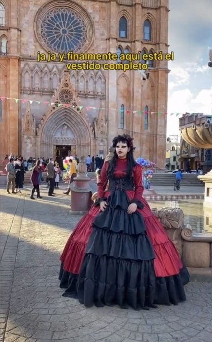 Fotografía de una chica con vestido de xv años en color negro y rojo frente a una iglesia en jalisco, México