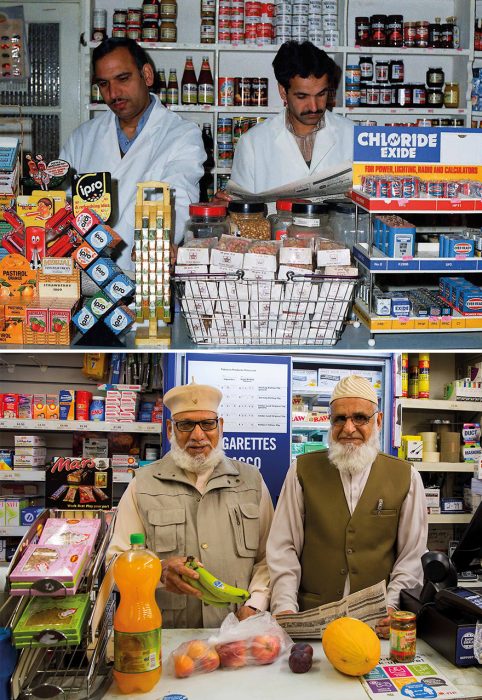 Hermanos trabajando en una tienda de abarrotes ; Chris Porsz Fotógrafo encuentra a personas que fotografío  hace años y logra recrear las imágenes