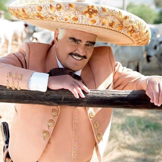 Vicente Fernandez posando para una fotografía en su rancho 