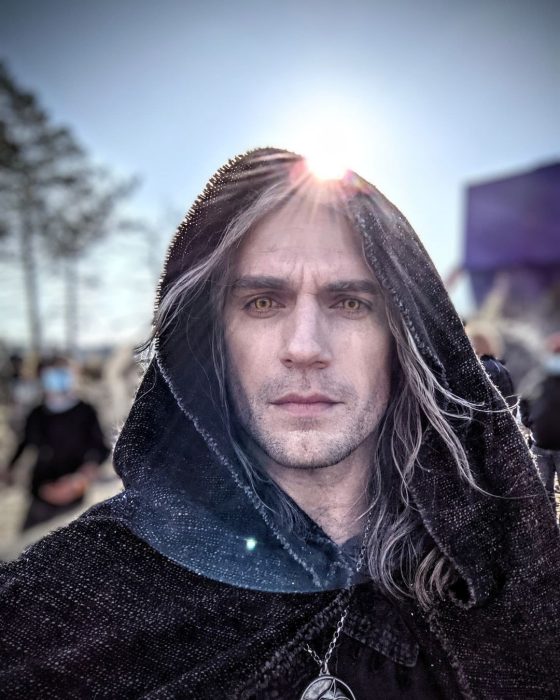 Henry Cavill sorprende a sus fans con su nueva imagen para 'The Witcher 2'