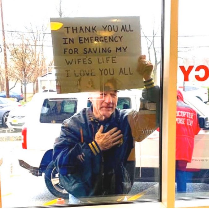 Hombre con cartel agradeciendo a los doctores 