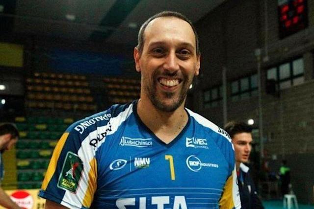 Jugador de voleibol creyó salir con alessandra Ambrosio durante 15 años