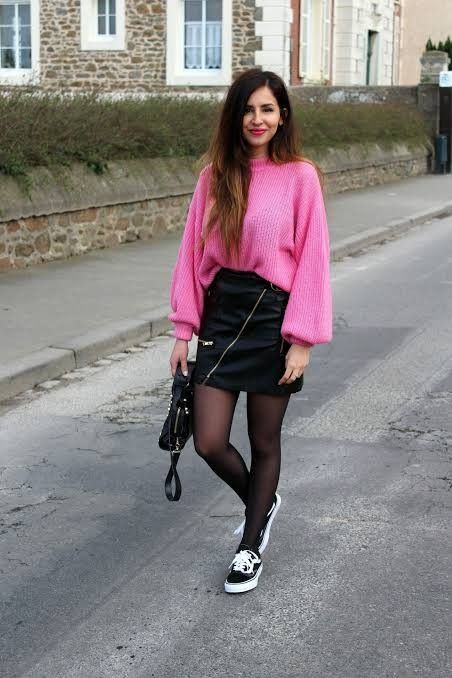 chica con suéter rosa ;Ideas para que tus medias hagan match con tus tenis favoritos