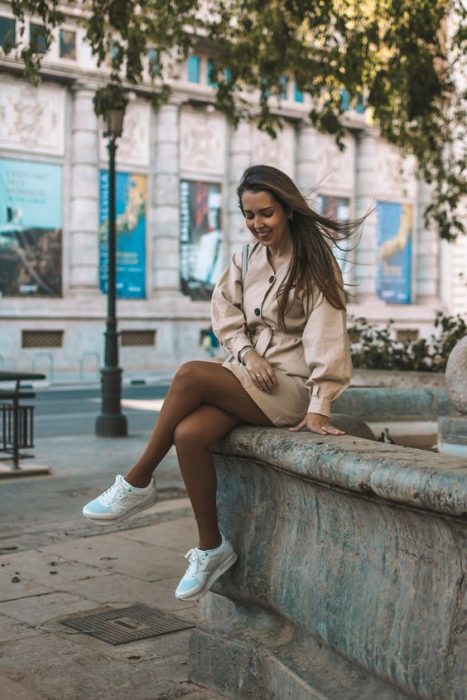 chica con medias cafés ;Ideas para que tus medias hagan match con tus tenis favoritos