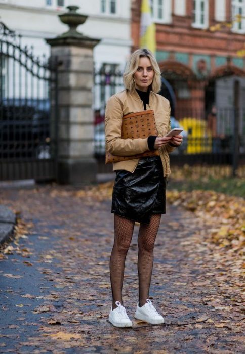 chica con camisa negra ;Ideas para que tus medias hagan match con tus tenis favoritos