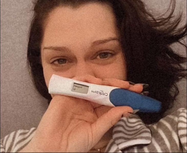 Jessie J mostrando su prueba de embarazo 