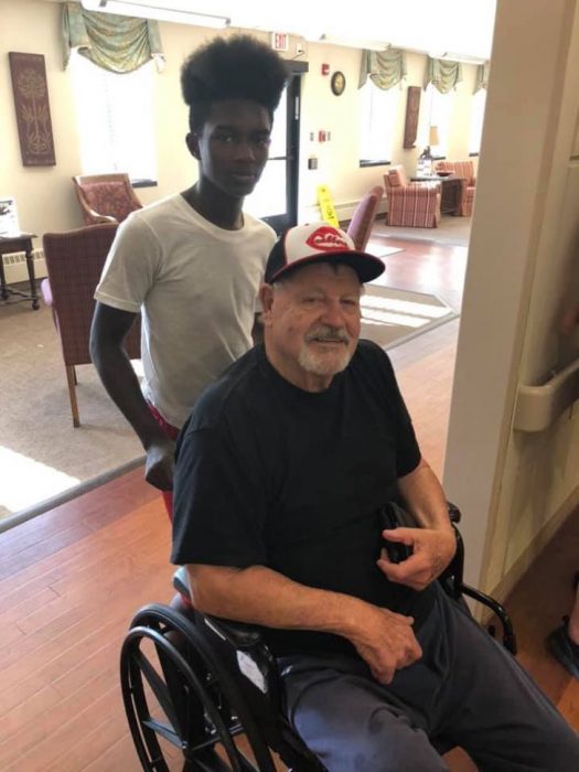 Chico cuidando a un hombre en silla de ruedas; Joven de 15 años cuida de sus vecinos ancianos, es un ángel para ellos